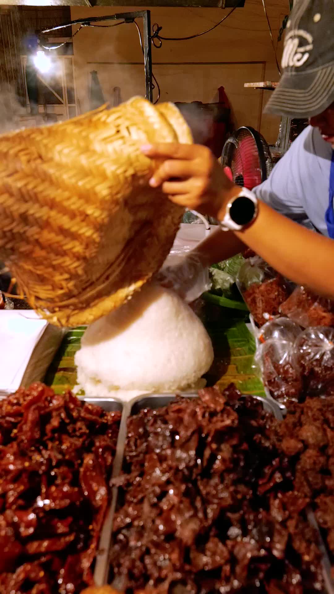 ป้าเยาว์ข้าวนึ่งหมูทอด ข้าวเหนียวคือดีหอมนุ่มมาก ของอร่อยทั้งนั้น ไปเมืองพิษณุโลกต้องแวะ 🛎 : ป้าเยาว์ ข้าวเหนียวหลังวัด